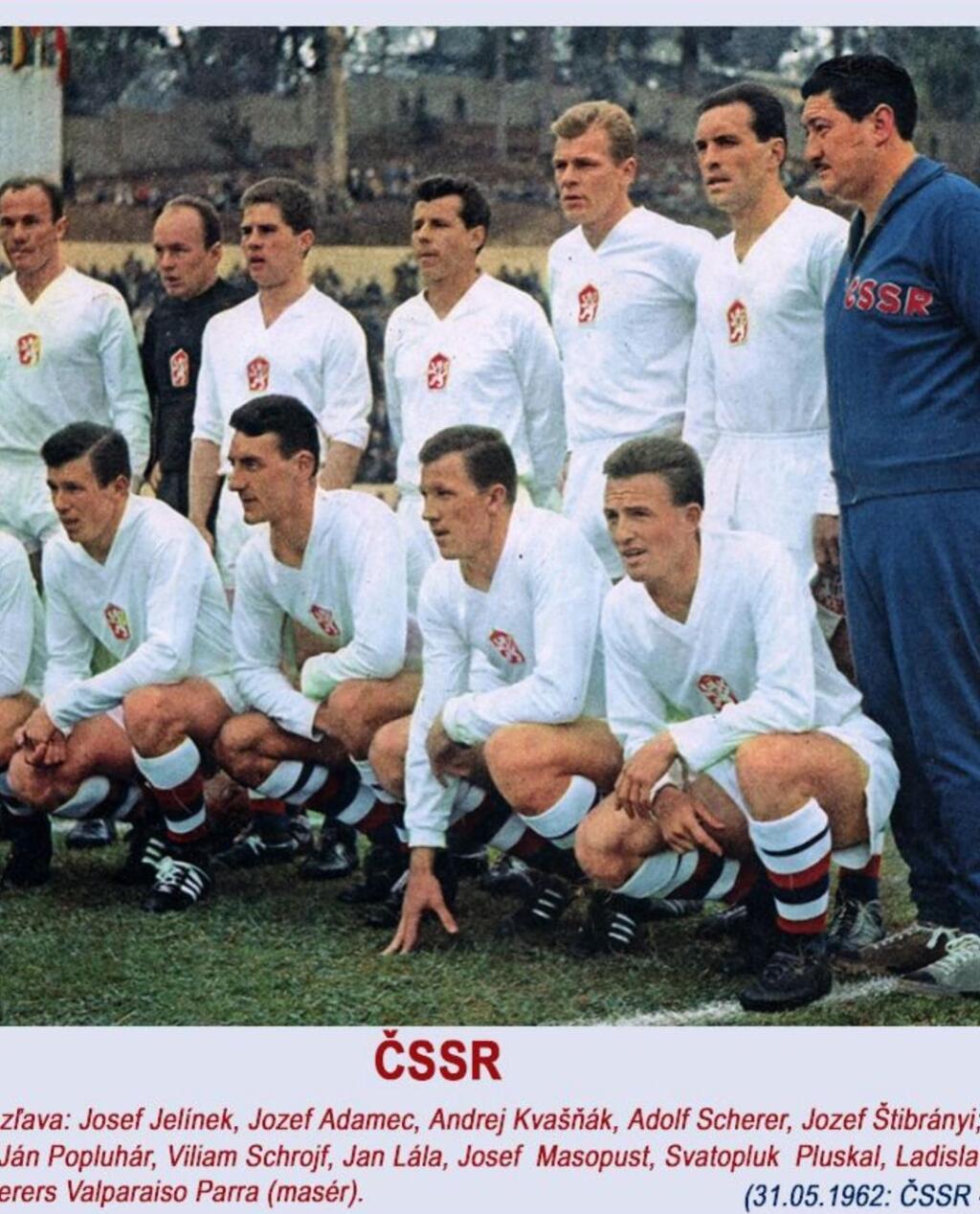 Jozef Štibrányi (vpravo dole) počas MS vo futbale v Chile, kde Československo získalo 2. miesto.