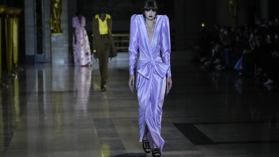 WA 22 Paríž - Modelka predvádza kreáciu holandského avantgardného luxusného módneho domu Viktor&Rolf na sezónu jar-leto 2022 počas módnej prehliadky v Paríži v stredu 26. januára 2022. FOTO TASR/AP
A model wears a creation for the Viktor&Rolf Spring-Summer 2022 Haute Couture fashion collection, in Paris, Wednesday, Jan. 26, 2022. (AP Photo/Thibault Camus)