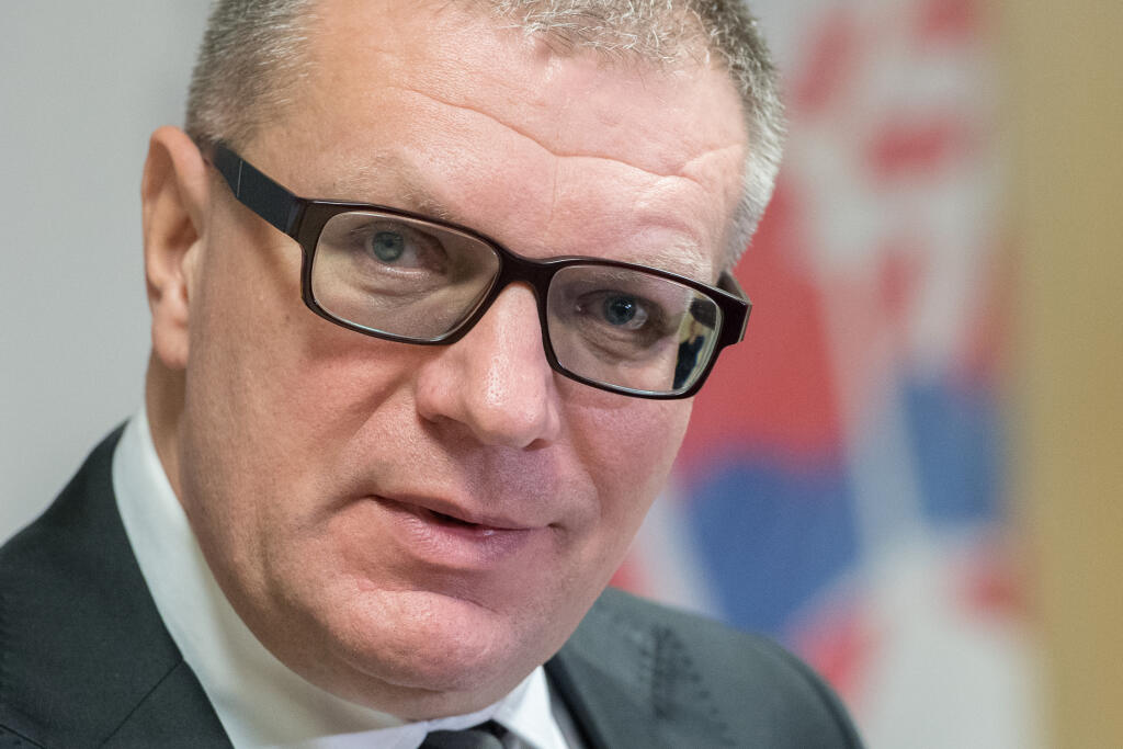 "Dôvody nepovedal, iba vravel, že chce skončiť k dnešnému dňu a necestovať už ani do Švédska. Že je to nemenné a definitívne a ja som to akceptoval. Keď sa pán tréner rozhodne, nie je veľký priestor na diskusiu. Zostal som zaskočený a prekvapený, ale zmeniť sa to už nedá," dodal Kováčik.