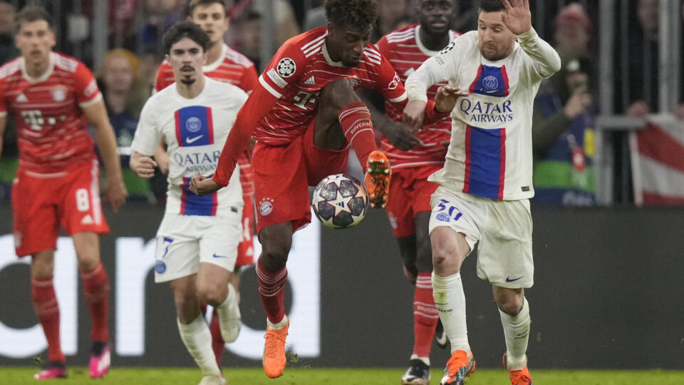 EBE 51 Mníchov - Na snímke vľavo hráč Bayernu Kingsley Coman a vpravo hráč PSG Lionel Messi v odvete osemfinále Ligy majstrov vo futbale Bayern Mníchov - Paríž Saint-Germain v Mníchove 8. marca 2023. FOTO TASR/AP
Bayern's Kingsley Coman, centre, is challenged by PSG's Lionel Messi during the Champions League round of 16 second leg soccer match between Bayern Munich and Paris Saint Germain at the Allianz Arena in Munich, Germany, Wednesday, March 8, 2023. (AP Photo/Matthias Schrader)