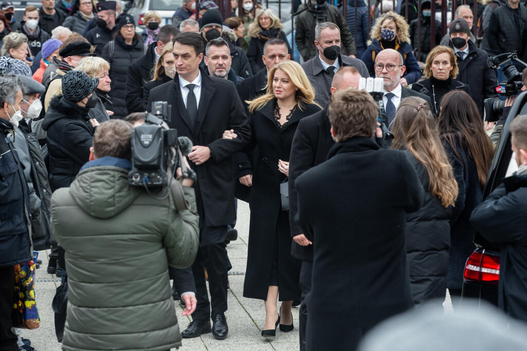 Pohreb speváka Miroslava Žbirku v pražskom krematóriu Strašnice. Na snímke Zuzana Čaputová a Juraj Rizman.