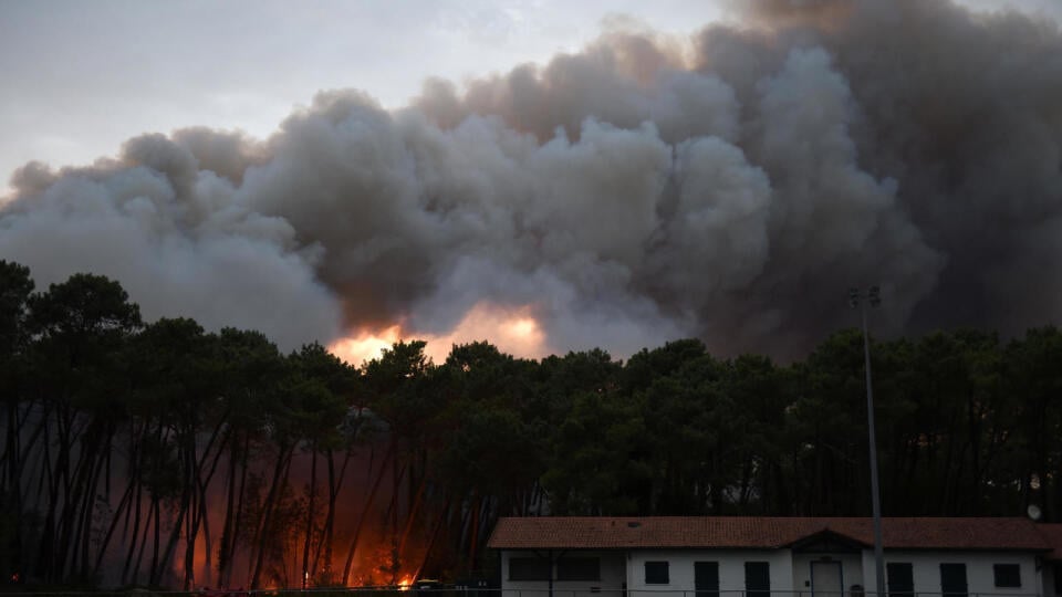 S lesným požiarom na Azúrovom pobreží bojujú stovky hasičov