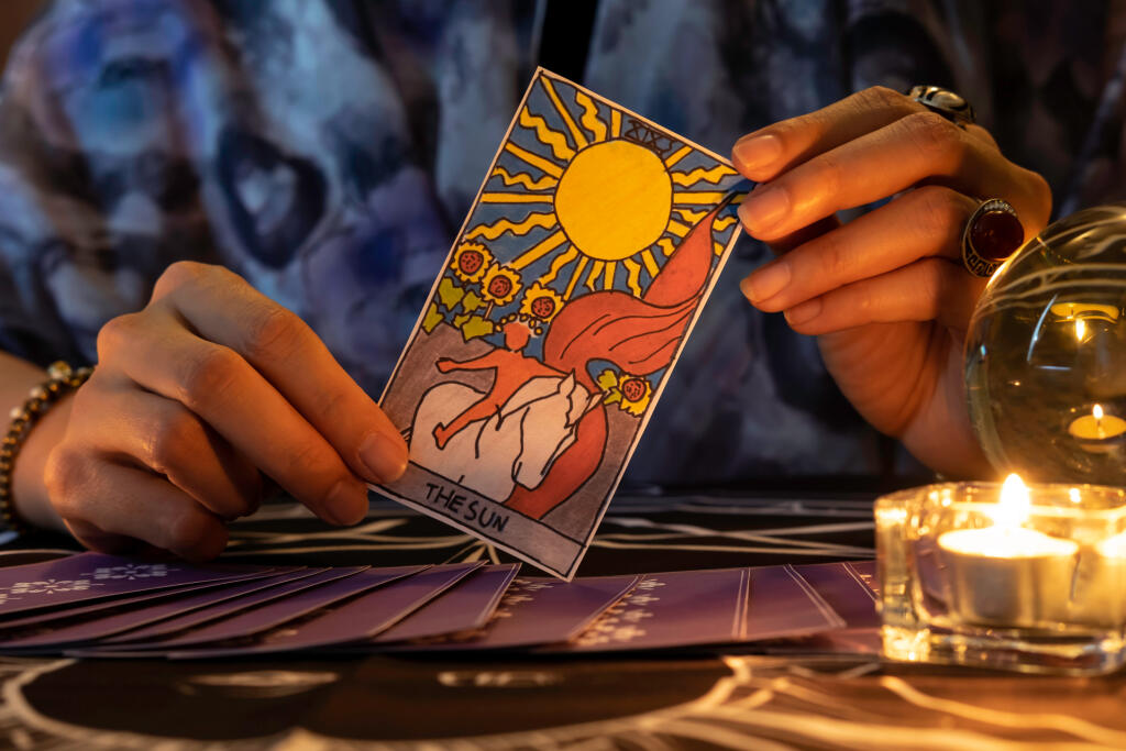 Veštenie z tarotu ju fascinuje.