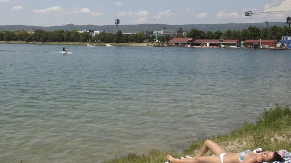 Sezóna sa začala, Slováci trávia voľné chvíle pri vode.