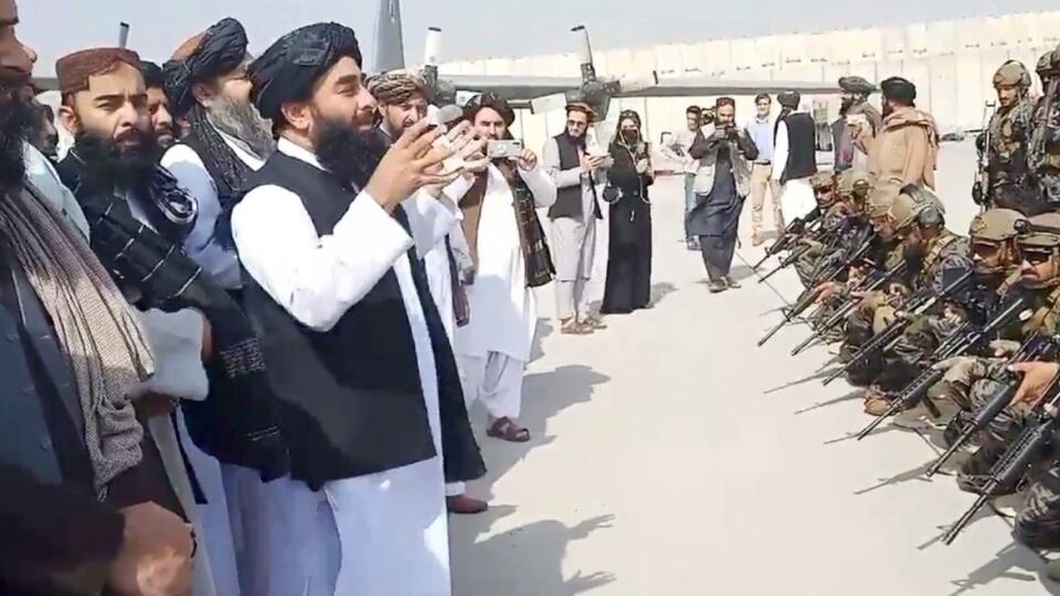 Taliban oslavuje v uliciach svoje víťazstvo.