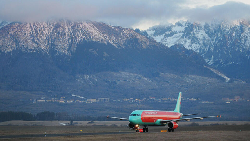 Na popradské letisko dnes prileteli prvé charterové lety s ukrajinskými turistami, ktorí prišli do Tatier stráviť zimnú dovolenku. Na snímke dopravné lietadlo Airbus A330 ukrajinskej spoločnosti Windrose Airlines na letisku Poprad -Tatry počas príletu prvých ukrajinských dovolenkárov do Vysokých a Nízkych Tatier v Poprade v sobotu 28. decembra 2013. FOTO TASR - Oliver Ondráš