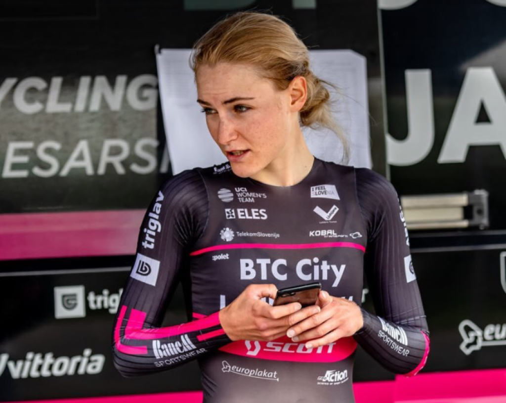 Príťažlivá blondína a Pogačarova láska jazdí za tím Alé BTC Ljubljana.