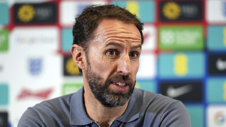 Tréner anglickej futbalovej reprezentácie Gareth Southgate hovorí počas tlačovej konferencie 5. októbra 2023 v Burtone.