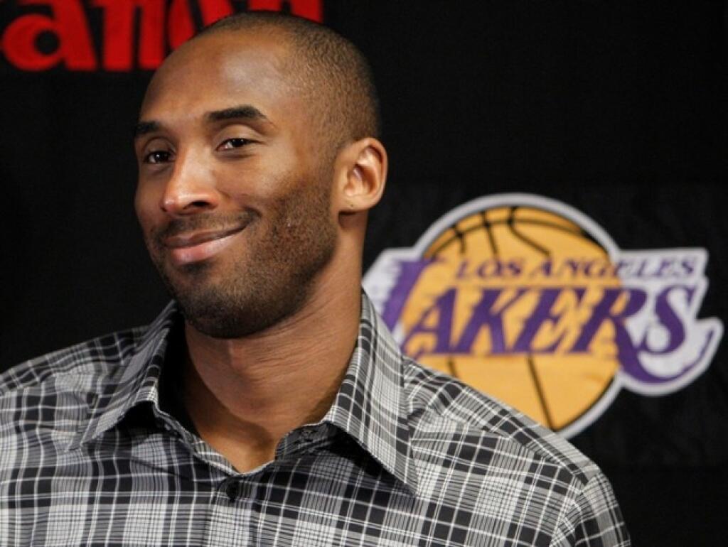 Kobe Bryant na tlačovej konferencii po podpise novej zmluvy.