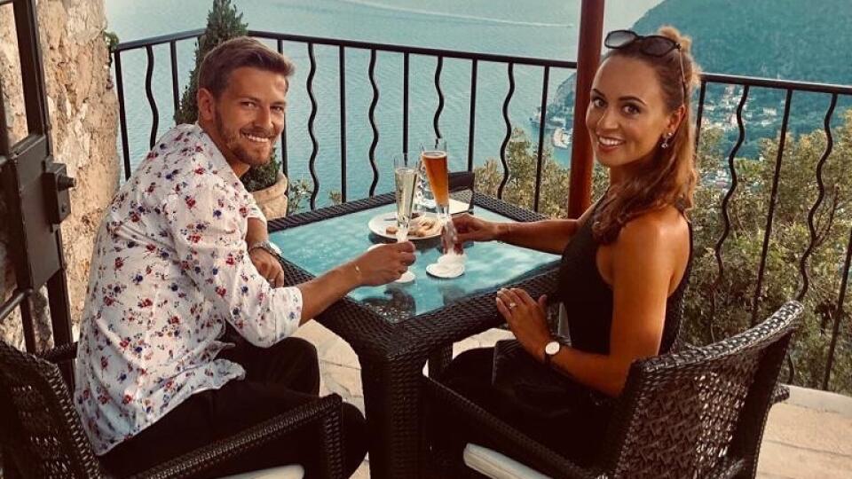 Totálne tromfli ostatné športové hviezdy. Slovenský futbalista Patrik Hrošovský s manželkou Klárou vozia svojho synčeka v kočíku, na aký sa „žihadlá“ ďalších športovcov ani zďaleka nechytajú.