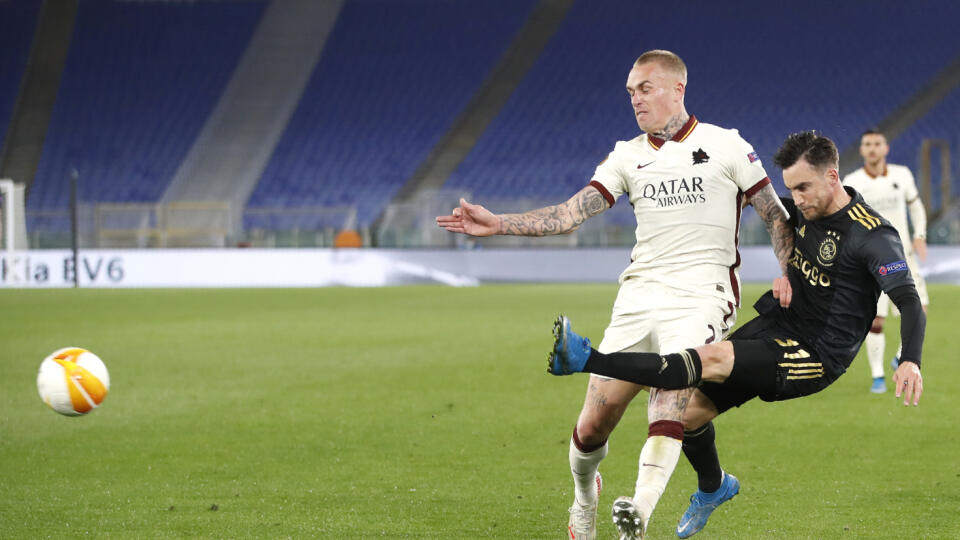 JB 43 Rím - Hráč Ajaxu Nicolas Tagliafico (vpravo) kope do lopty pred Rickom Karsdorpom z Ríma v zápase štvrťfinále Európskej ligy AS Rím - Ajax Amsterdam v Ríme 15. apríla 2021. FOTO TASR/AP
Ajax's Nicolas Tagliafico kicks the ball ahead of Roma's Rick Karsdorp during the Europa League second leg quarterfinal soccer match between Roma and Ajax at Rome's Olympic stadium, Italy, Thursday, April 15, 2021. (AP Photo/Alessandra Tarantino)