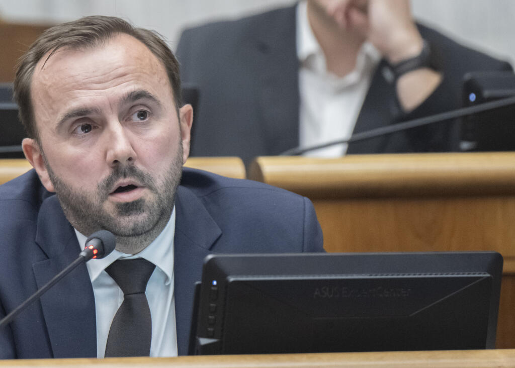 Na snímke poslanec Národnej rady (NR) Slovenskej republiky (SR) Štefan Kišš (Progresívne Slovensko) počas 19. schôdze parlamentu 3. októbra 2024 v Bratislave. FOTO TASR - Martin Baumann