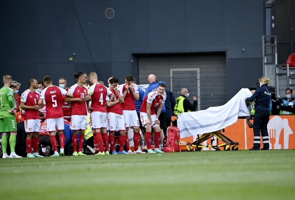 Kým dánskeho futbalistu oživovali, spoluhráči ho obkolesili a plačky dúfali, že sa z toho dostane.