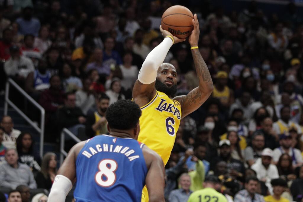 EBE 11 Washington - Na snímke hore hráč LA Lakers LeBron James, dole hráč Wizards Rui Hačimura v zápase basketbalovej NBA Washington Wizards - Los Angeles Lakers v noci na 20. marca 2022. James sa posunul na druhú priečku historickej tabuľky strelcov NBA, keď prekonal Karla Malonea. Ani jeho 38 bodov a 10 doskokov však nestačilo hráčom Los Angeles Lakers, ktorí prehrali v noci na nedeľu na palubovke Washingtonu 119:127. FOTO TASR/AP
Los Angeles Lakers' LeBron James (6) shoots as Washington Wiza