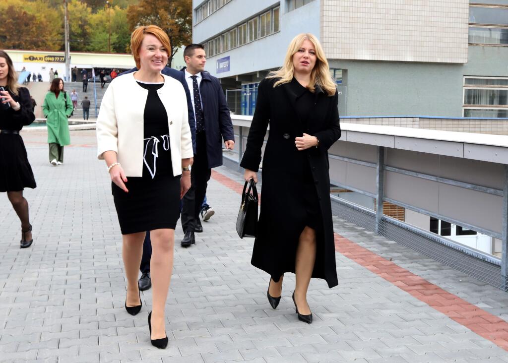 Prezidentka SR Zuzana Čaputová navštívila dnes (13. októbra 2022) Banskú Bystricu, kde sa zaujímala najmä o aktuálnu situáciu v zdravotníctve. V Rooseveltovej nemocnici sa stretla s jej vedením a lekármi, ktorí podali výpovede. Na snímke v popredí sprava prezidentka SR Zuzana Čaputová a generálna riaditeľka Fakultnej nemocnice s poliklinikou F. D. Roosevelta Banská Bystrica Miriam Lapuníková pred Rooseveltovou nemocnicou v Banskej Bystrici 13. októbra 2022. FOTO TASR - Ján Krošlák