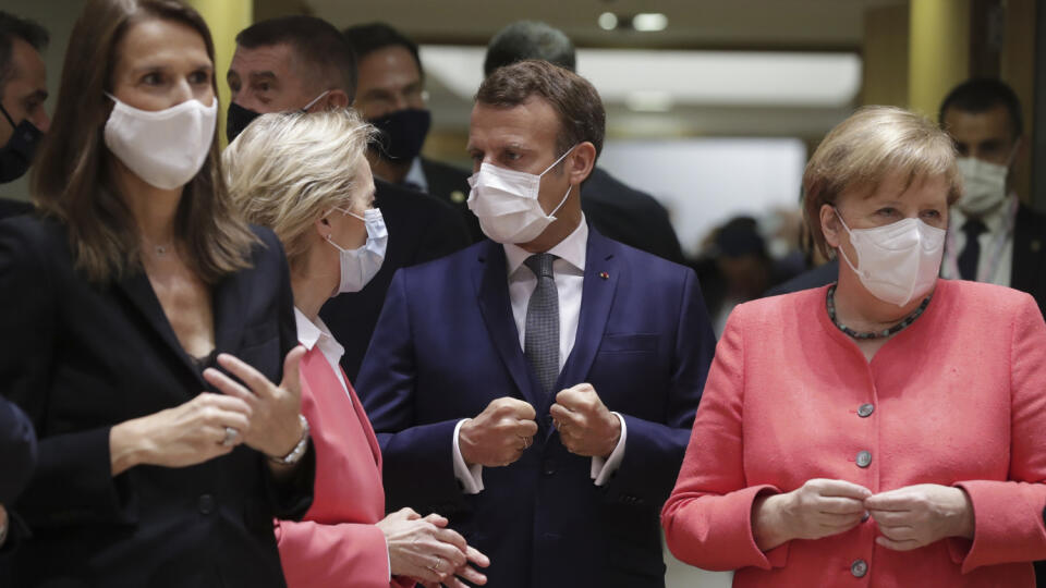 Sophie Wilmesová, Ursula Von der Leyenová, Emmanuel Macron, Angela Merkelová príchod