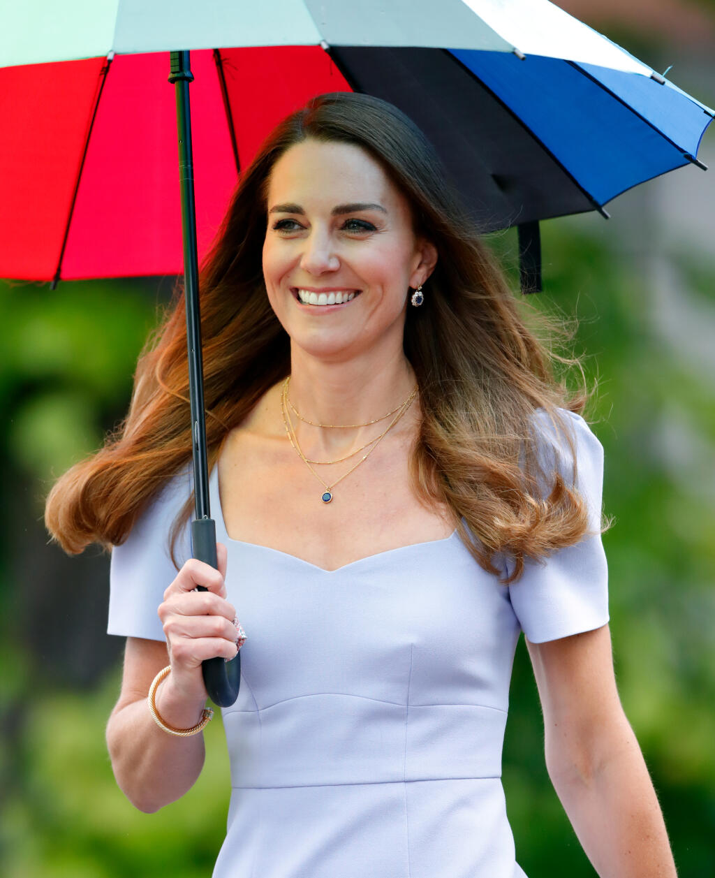 Kate s dáždnikom nielenže pripomínala hollywoodsku celebritu, ale zhodou okolností aj svoju sokyňu Meghan Markle (39), ktorá pred vyše rokom zažiarila za podobných okolností v takmer rovnakých šatách.