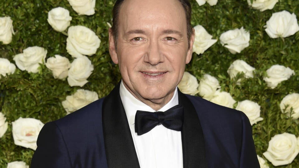 Kevin Spacey: Áčkový herec má na krku obvinenie zo sexuálneho obťažovania. Pokúšať sa mal o vtedy maloletého kolegu Anthonyho Rappa. Spacey to priamo nepoprel, ale podľa jeho slov si nič také nepamätá.