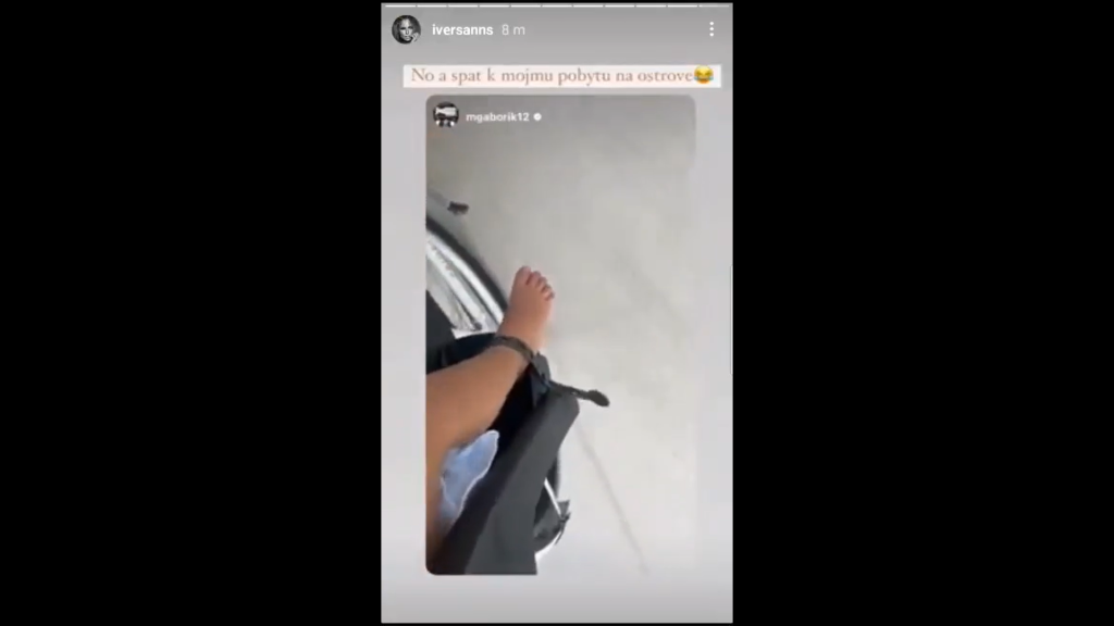 Zatiaľ, čo Marián so staršou dcérou bicykluje, jeho manželka za nimi behá aj s kočiarom.