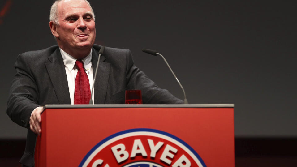 KK16 Mníchov - Prezident Bayernu Mníchov Uli Hoeness sa usmieva na pódiu na výročnom zasadnutí futbalového klubu Bayern Mníchov 15. novembra 2019 v Mníchove. Pre nemecký futbalový klub Bayern Mníchov sa v piatok skončila jedna éra. Uli Hoeness oficiálne odstúpil z postu prezidenta a ukončil štyridsaťročné pôsobenie vo vedení Bayernu. Vo funkcii ho nahradil Herbert Hainer, ktorého zvolili na výročnom zasadnutí. FOTO TASR/AP
Bayern Munich president Uli Hoeness smiles on the podium during his speec