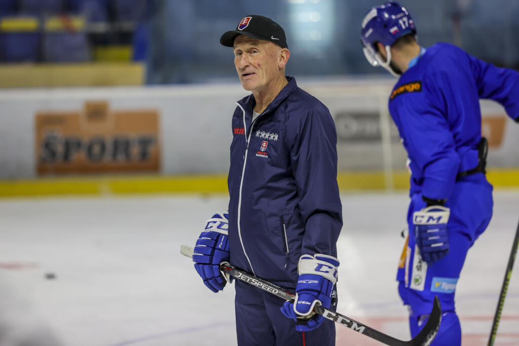 Na snímke tréner Craig Ramsay počas prípravného kempu slovenskej hokejovej reprezentácie. V Piešťanoch 7. apríla 2021. FOTO TASR/SZĽH - Andrej Galica