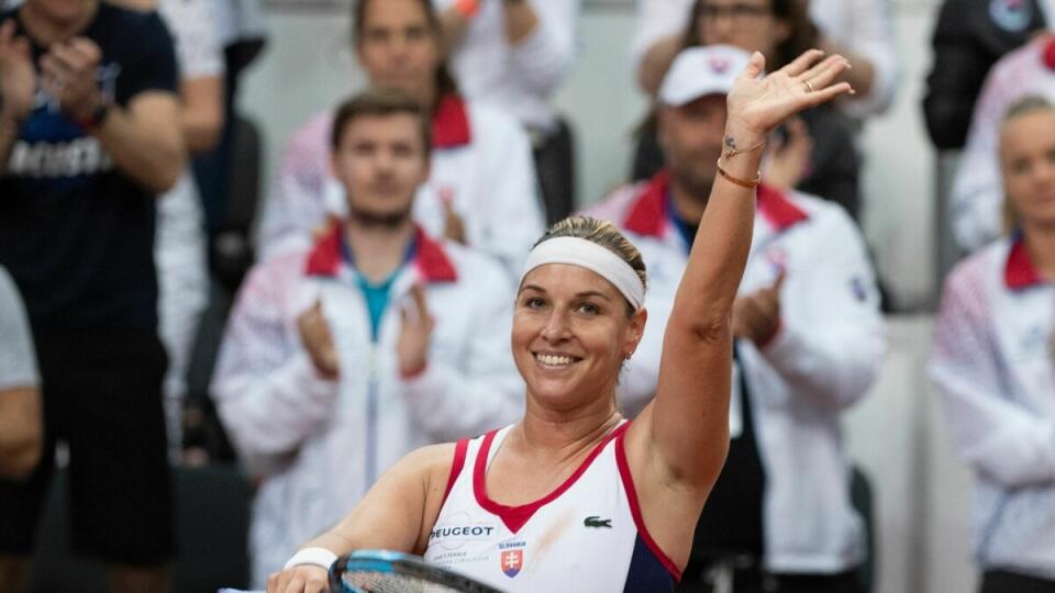 Cibulková súperke nedala šancu a suverénne získala prvý bod pre Slovensko. V hľadisku ju podporoval aj manžel Michal Navara - keď uvidíte, čo vyvádzal, nebudete chápať.