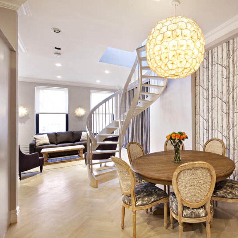 Krásne bývanie ponúka na prenájom aj krásna ryšavka Jessica Chastain. Duplex v newyorskej časti Greeneich Village s vysokými stropmi a profesionálne vybavenou kuchyňou predstavuje pre nájomníka 11 500 $ mesačne.