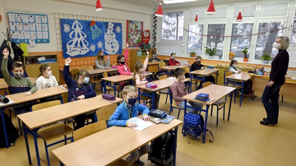 Mesto Prešov od pondelka 8. februára otvorilo všetky materské školy (MŠ) a základné školy (ZŠ) pre žiakov prvého stupňa vo svojej zriaďovateľskej pôsobnosti. Na snímke žiaci 3. ročníka v triede Základnej školy Kúpeľská 2 v Prešove 8. februára 2021. FOTO TASR - Roman Hanc