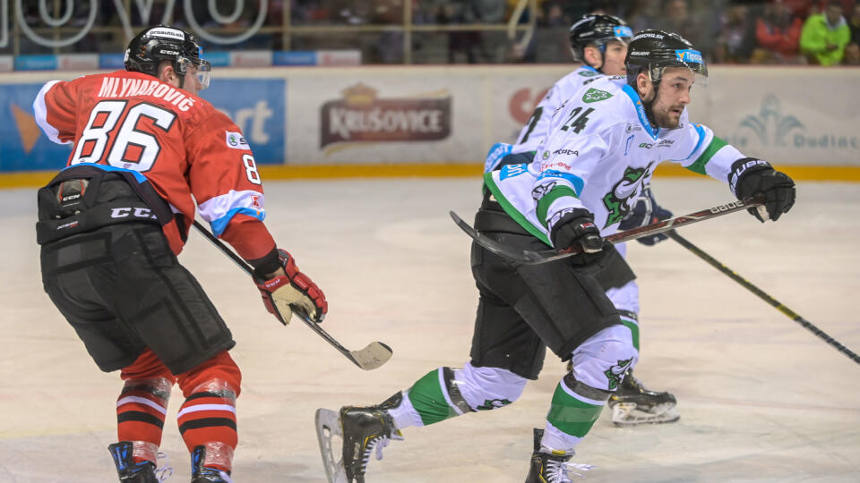 Na snímke zľava Samuel Mlynarovič (Banská Bystrica), Patrik Števuliak (Nové Zámky) počas zápasu 35. kola slovenskej hokejovej Tipsport ligy HC'05 iClinic Banská Bystrica - HC Mikron Nové Zámky. Banská Bystrica, 28. decembra 2019. FOTO TASR - Dušan Hein