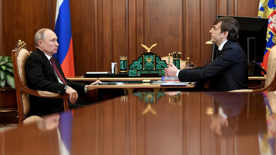 KK1 Moskva - Ruský prezident Vladimir Putin (vľavo) a ruský minister školstva Sergej Kravcov počas stretnutia 12. januára 2021 v Moskve. FOTO TASR/AP
Russian President Vladimir Putin, left, listens to Russian Minister of Education Sergei Kravtsov during their meeting in Moscow, Russia, Tuesday, Jan. 12, 2021. (Alexei Nikolsky, Sputnik, Kremlin Pool Photo via AP)