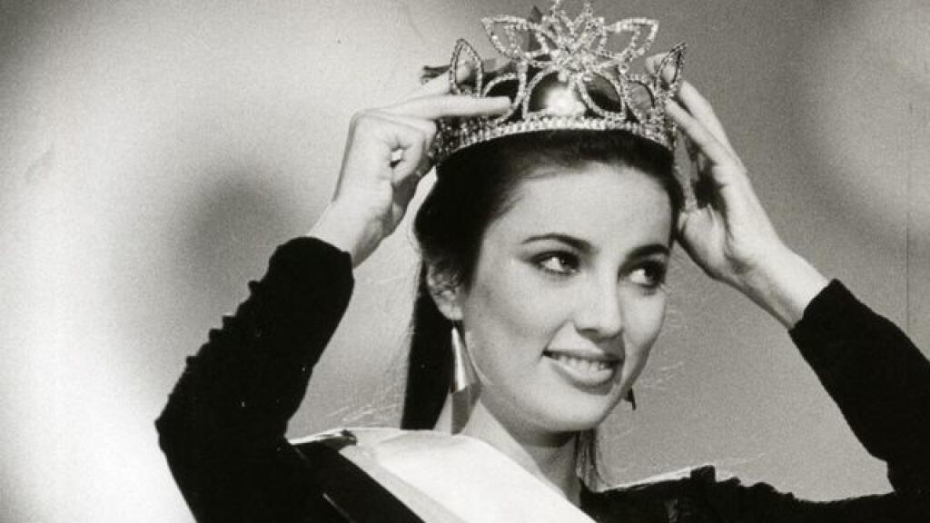 Krása dvadsiateho storočia: Miss Československo Ivana Christová sa v roku 1989 pri dekorovaní usmievala, aj keď ju ostravská hala.
počas dekorácie
vypískala.