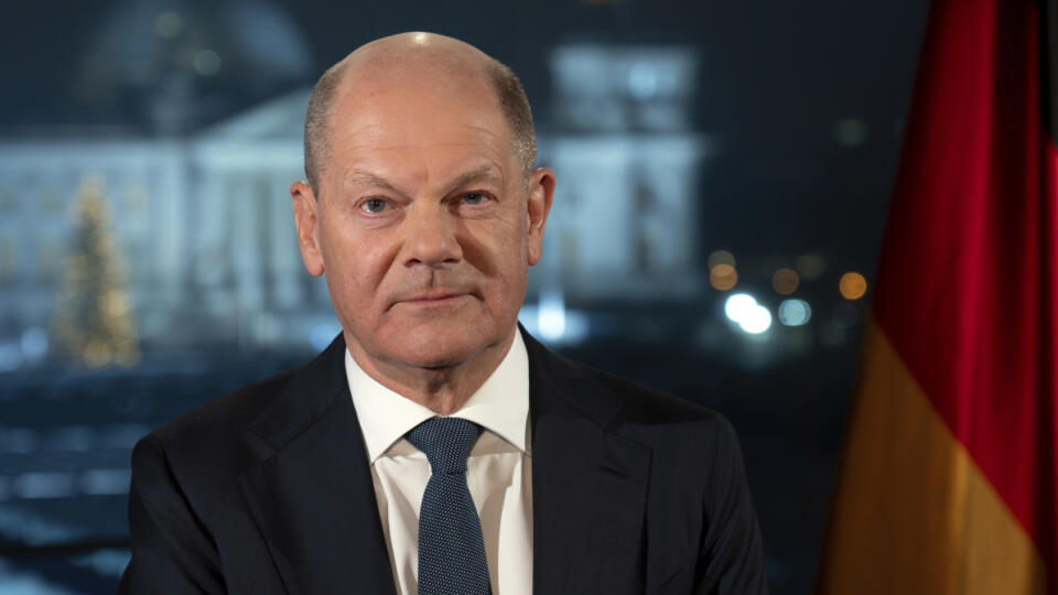 JB 26 Berlín - Nemecký kancelár Olaf Scholz počas nahrávania novoročného príhovoru v Berlíne 29. decembra 2024. FOTO TASR/AP
German Chancellor Olaf Scholz sits in front of the backdrop of the Reichstag illuminated by spotlights during a photo session after the recording of his New Year's address in the Chancellery in Berlin, Germany, Dec. 29, 2024. (Soeren Stache/dpa via AP)