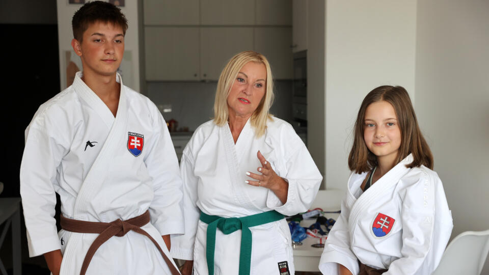 Stará mama a vnúčatá. Sú zohraná trojica, učarovalo im karate. Deti nosia domov medaily z celého sveta.