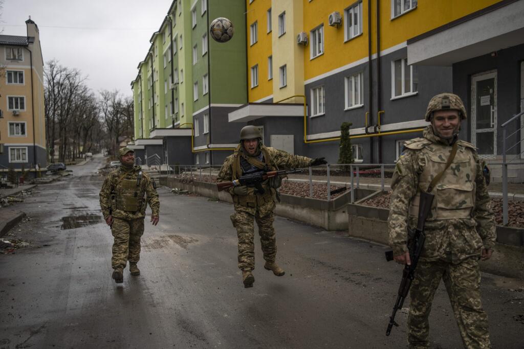 KK68 Irpiň - Na snímke ukrajinskí vojaci sa hrajú s loptou počas 38. dňa ruskej invázie na Ukrajinu v sobotu 2. apríla 2022 v ukrajinskom Irpine. Ukrajinský minister zahraničných vecí Dmytro Kuleba žiada členské štáty G7, aby v reakcii na vraždenie civilistov v ukrajinskom meste Buča okamžite prijali nové sankcie voči Rusku. Podľa agentúry AFP to Kuleba uviedol vo svojom tweete zverejnenom v nedeľu. 