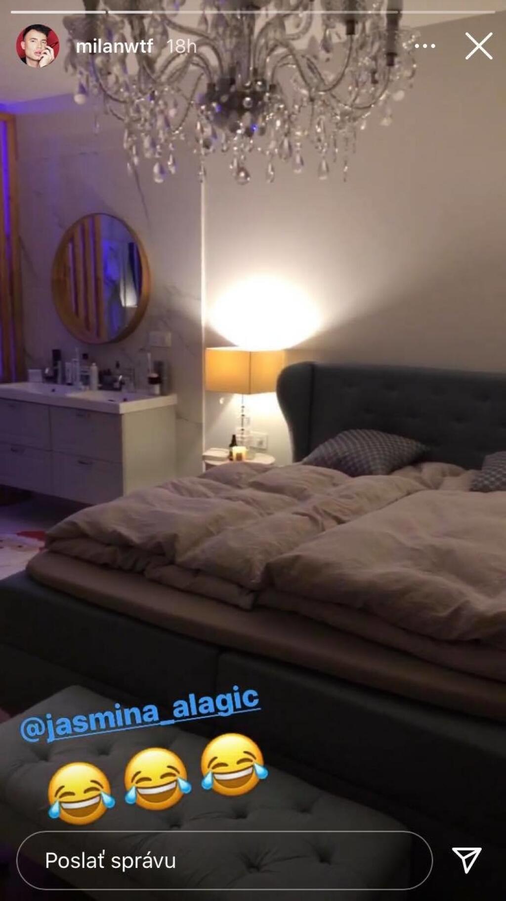Milan má kúsok od postele dve umývadla. A nedá sa nevšimnúť okázaly luster.