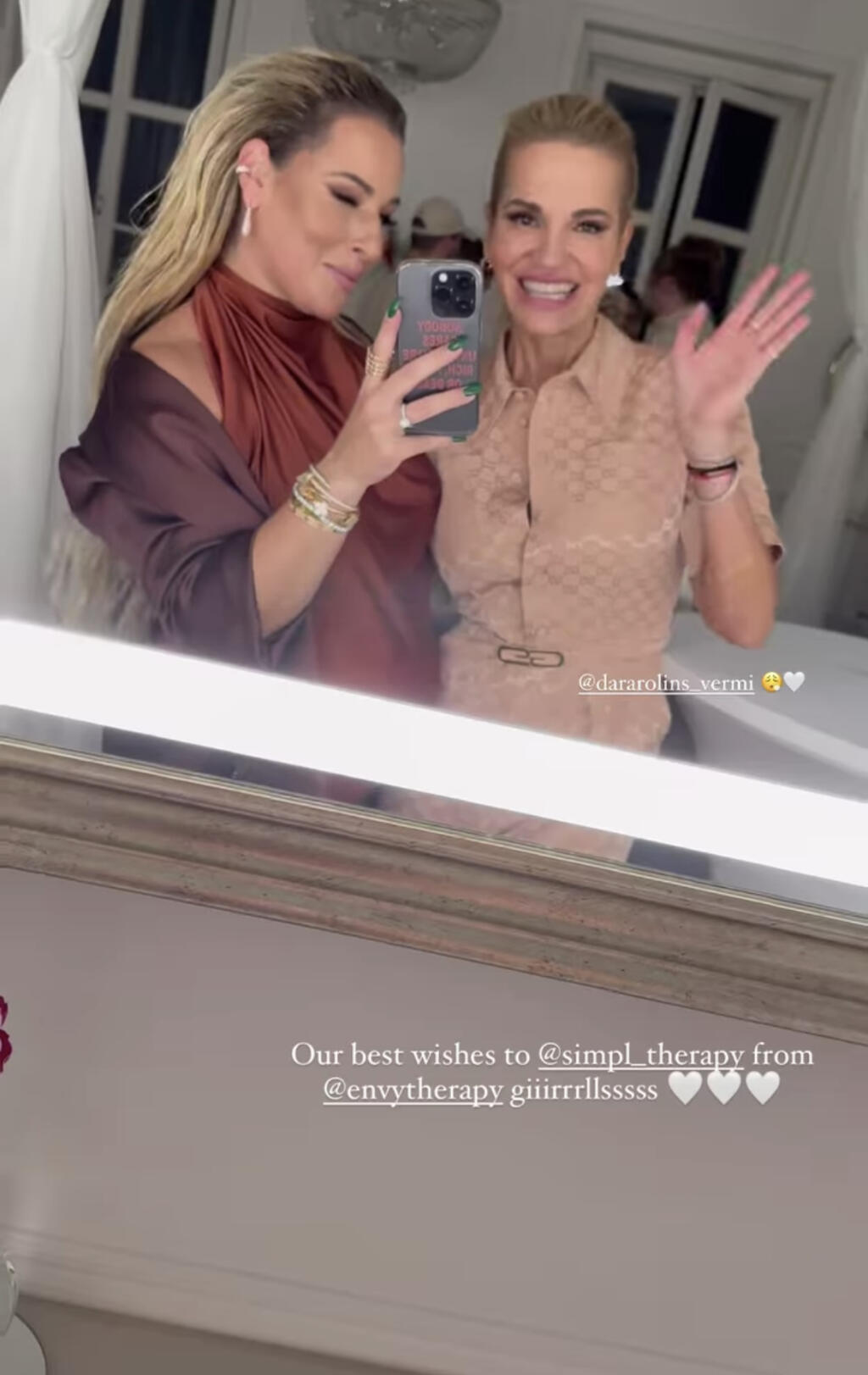 Čoskoro dvojnásobná mamička strhla všetku pozornosť na seba a dokonale zatienila ďalšie celebrity na čele so speváčkou Darou Rolins.