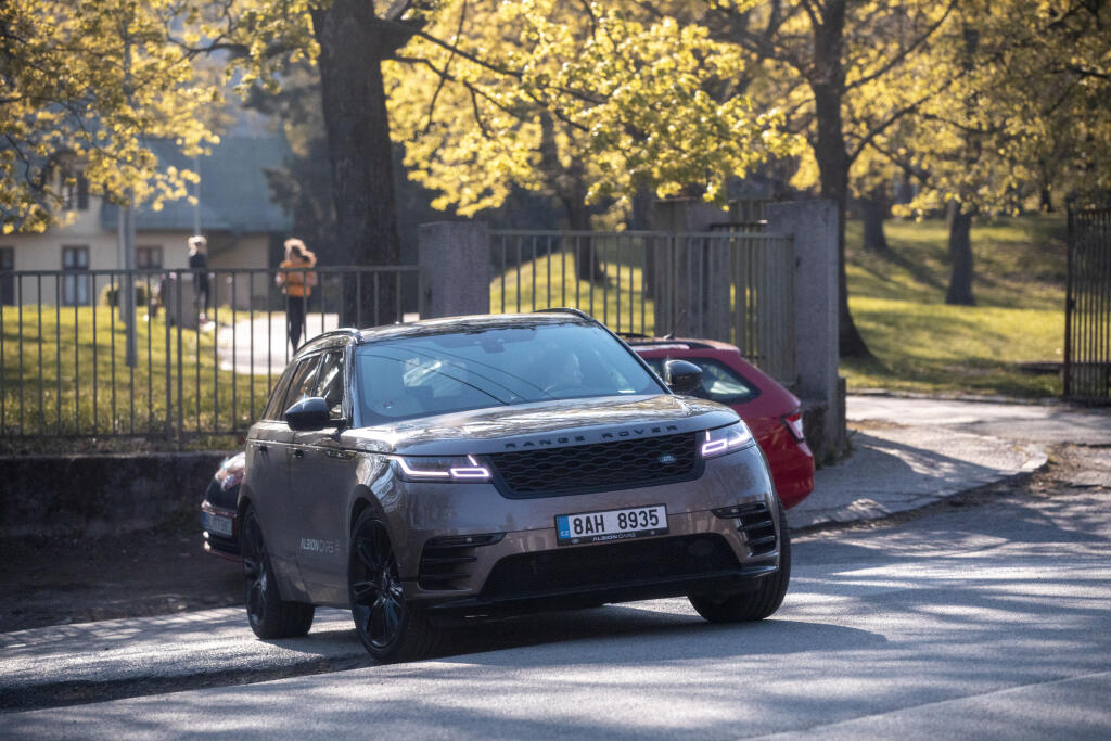 Herečka Diana Mórová na prechádzke v Horskom parku sa precvičuje pred svojim autom