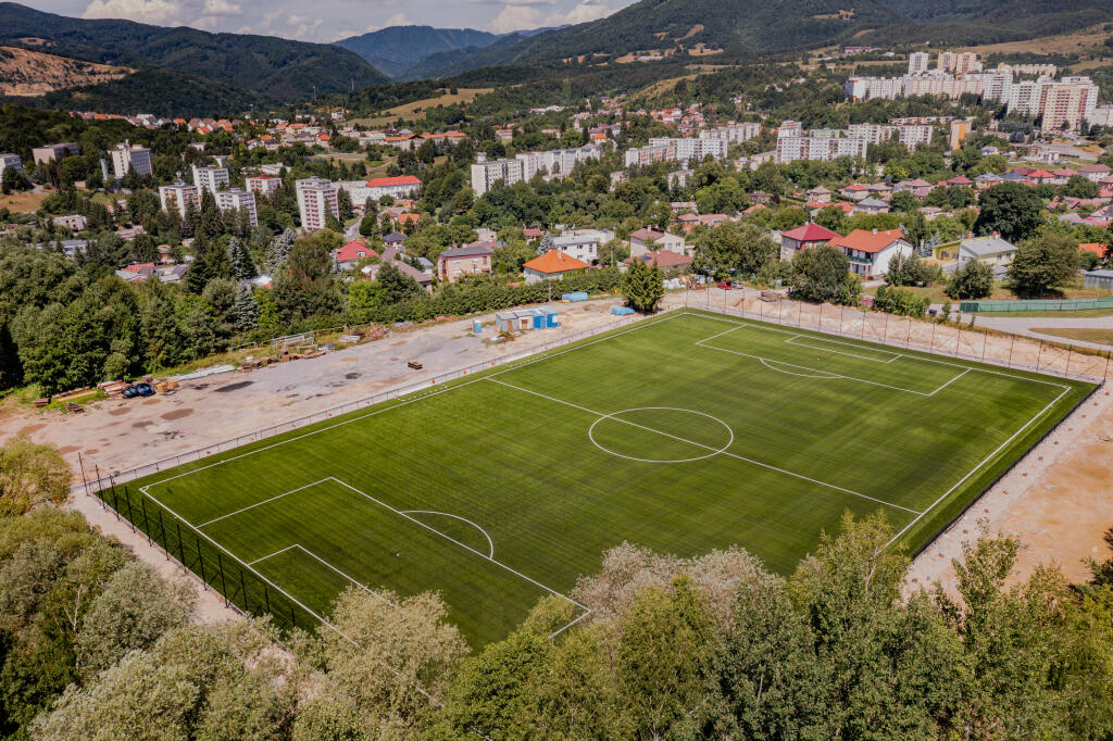 Prvé z troch plánovaných ihrísk futbalovej akadémie Jupie, slovenského reprezentanta Mareka Hamšíka, ktoré buduje v banskobystrickej mestskej časti Rudlová.