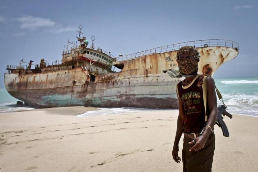 Lode pri Afrike desia nebezpečnejší piráti, uniesli francúzsky tanker