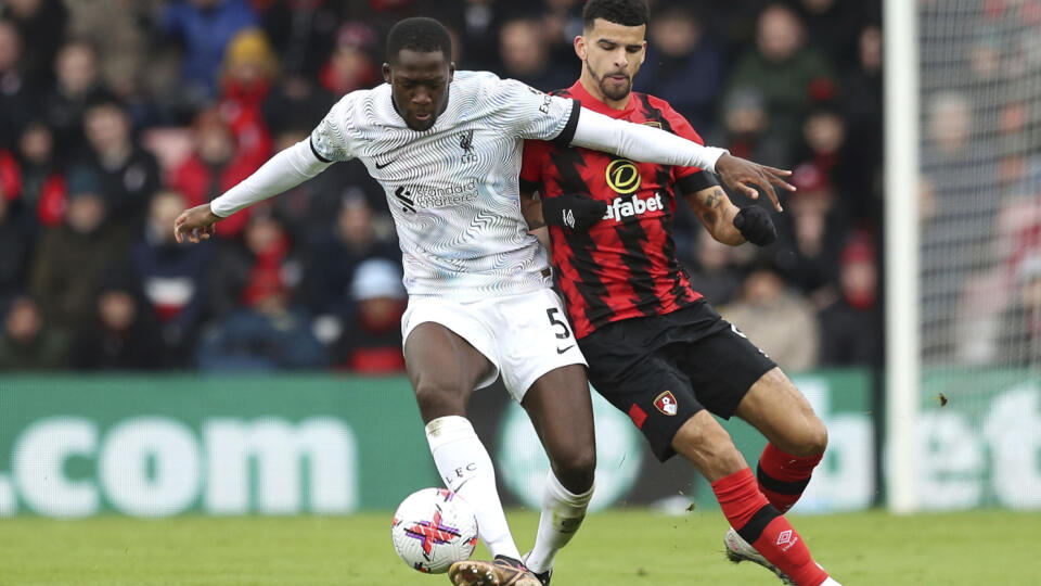 WA 55 Bournemouth - Futbalista Liverpoolu Ibrahima Konate (vľavo) a hráč Bournemouthu Dominic Solanke bojujú o loptu v zápase 27. kola anglickej Premier League AFC Bournemouth - FC Liverpool v Bournemouthe v sobotu 11. marca 2023. FOTO TASR/AP
Liverpool's Ibrahima Konate, left, and Bournemouth's Dominic Solanke battle for the ball during the English Premier League soccer match at the Vitality Stadium, Bournemouth, England, Saturday March 11, 2023. (Kieran Cleeves/PA via AP)