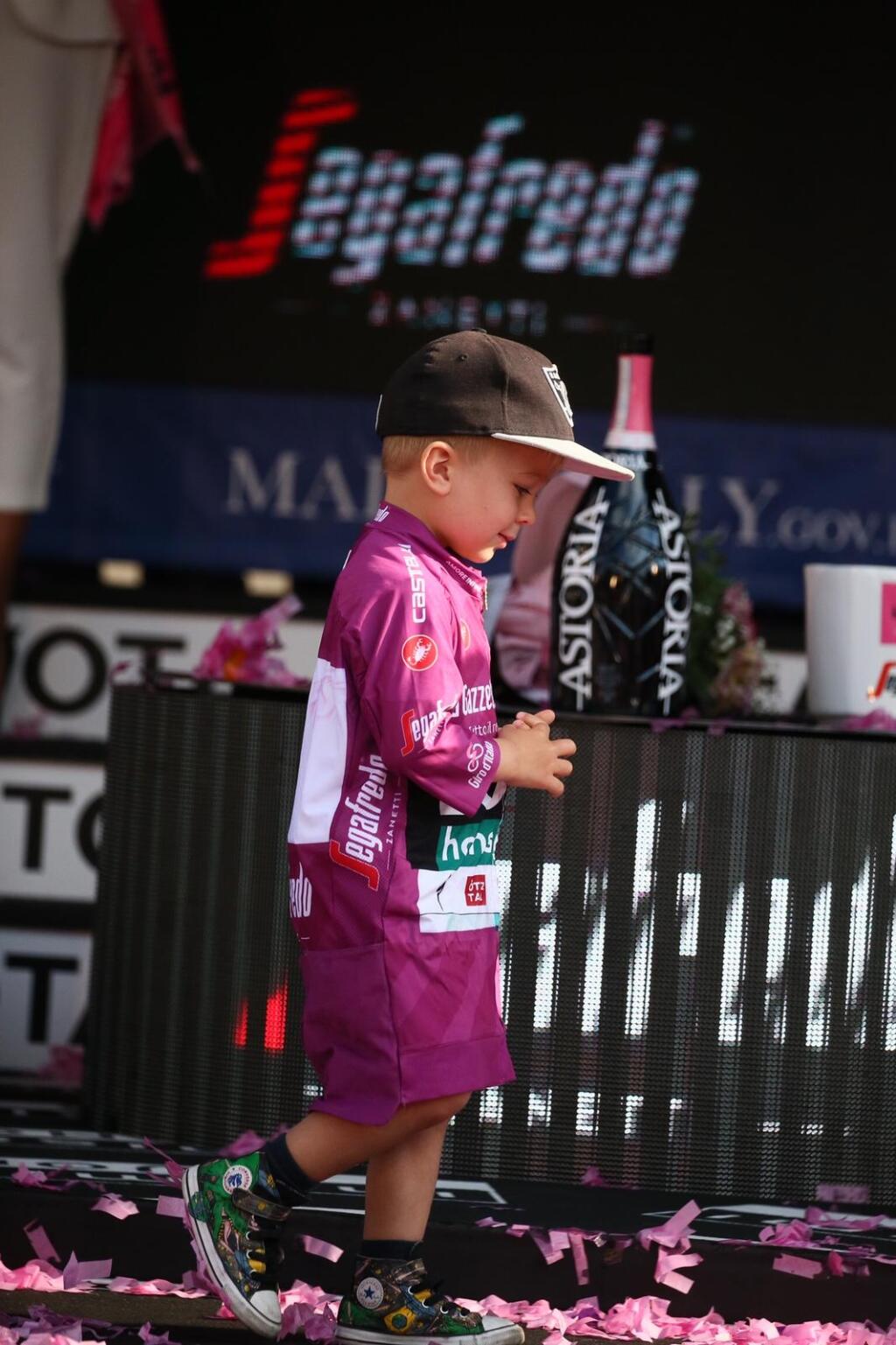 Peter Sagan oslavoval zisk cyklámenového dresu so svojím synčekom Marlonom, s ktorým sa dokonale zladil - obaja mali na sebe dres v rovnakých farbách.