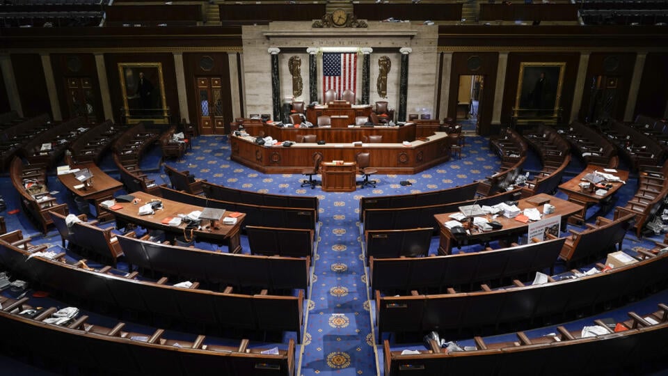 KK15 Washington - Na snímke prázdne plénum Kongresu po vniknutí demonštrantov do sídla amerického Kongresu vo Washingtone 6. januára 2021. Sídlo amerického Kongresu v hlavnom meste Washington v stredu uzavreli počas zasadnutia členov oboch jeho komôr po tom, ako sa stúpenci prezidenta Donalda Trumpa dostali do zrážok s políciou a pokúsili vniknúť do budovy. Senát i Snemovňa reprezentantov oznámili prerušenie svojho zasadnutia, zameraného na potvrdenie výsledkov prezidentských volieb. FOTO TASR/A