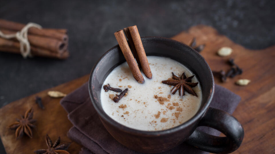 Tradičný indický chai latte alebo masala chai je spojením korenín, čiernehu čaju a mlieka.