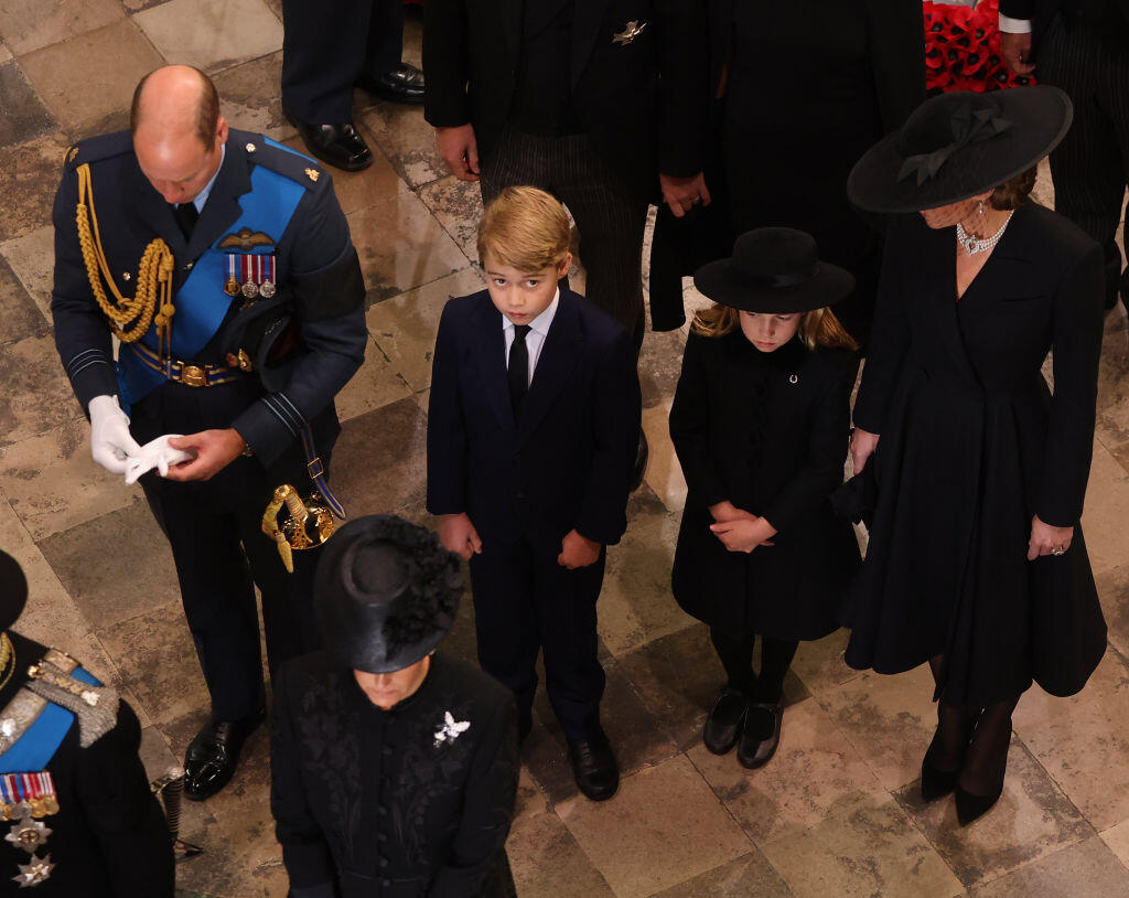 Do Westminsterského paláca dorazila Kate v čiernej róbe spolu so svojimi deťmi, princom Georgom (9) a princeznou Charlotte (7).