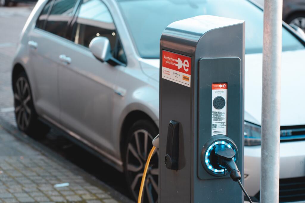 Nabíjanie elektromobilu na nabíjacej stanici.