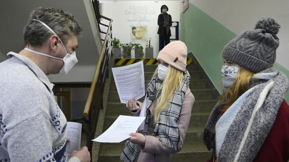 Študentky sa preukazujú negatívny testom na koronavírus pri vstupe do Strednej zdravotníckej školy Celestíny Šimurkovej v Trenčíne, 8. februára 2021. Trenčiansky samosprávny kraj otvoril stredné školy pre študentov končiacich ročníkov v šiestich z deviatich svojich okresov. FOTO TASR - Radovan Stoklasa