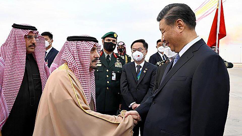 JB 27 Rijád - Čínsky prezident Si Ťin-pching (vpravo) si podáva ruku so saudskoarabským princom Faisalom bin Bandarom bin Abdulazízom, guvernérom Rijádu počas privítania po jeho prílete na medzinárodné letisko kráľa Chálida v Rijáde 7. decembra 2022. Čínsky prezident Si Ťin-pching pricestoval do Saudskej Arábie, kde sa 9. decembra zúčastní na čínsko-arabskom summite, na ktorý pozvali predstaviteľov krajín Blízkeho východu a severnej Afriky. FOTO TASR/AP
Chinese President Xi Jinping, right, shak
