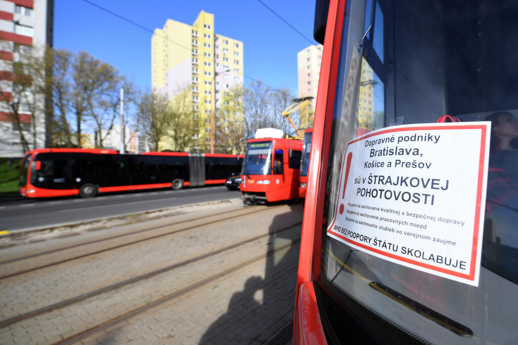 Na snímke vozidlá mestskej hromadnej dopravy (MHD) počas výstražného hodinového štrajku dopravných podnikov v Bratislave, Košiciach a v Prešove 12. apríla 2021 v bratislavskej mestskej častu Dúbravka. Výstražný štrajk vyhlásili zástupcovia zamestnancov dopravných podnikov. Chcú ním upozorniť, že štát stále finančne nepomohol ich podnikom s výpadkom príjmov spôsobeným pandémiou nového koronavírusu a hrozí rušenie liniek MHD i prepúšťanie. FOTO TASR - Martin Baumann