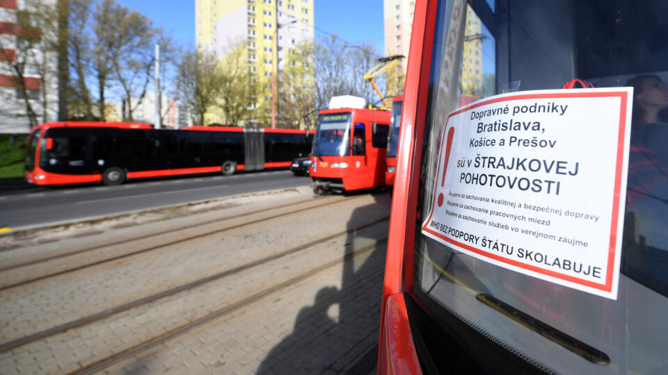 Na snímke vozidlá mestskej hromadnej dopravy (MHD) počas výstražného hodinového štrajku dopravných podnikov v Bratislave, Košiciach a v Prešove 12. apríla 2021 v bratislavskej mestskej častu Dúbravka. Výstražný štrajk vyhlásili zástupcovia zamestnancov dopravných podnikov. Chcú ním upozorniť, že štát stále finančne nepomohol ich podnikom s výpadkom príjmov spôsobeným pandémiou nového koronavírusu a hrozí rušenie liniek MHD i prepúšťanie. FOTO TASR - Martin Baumann