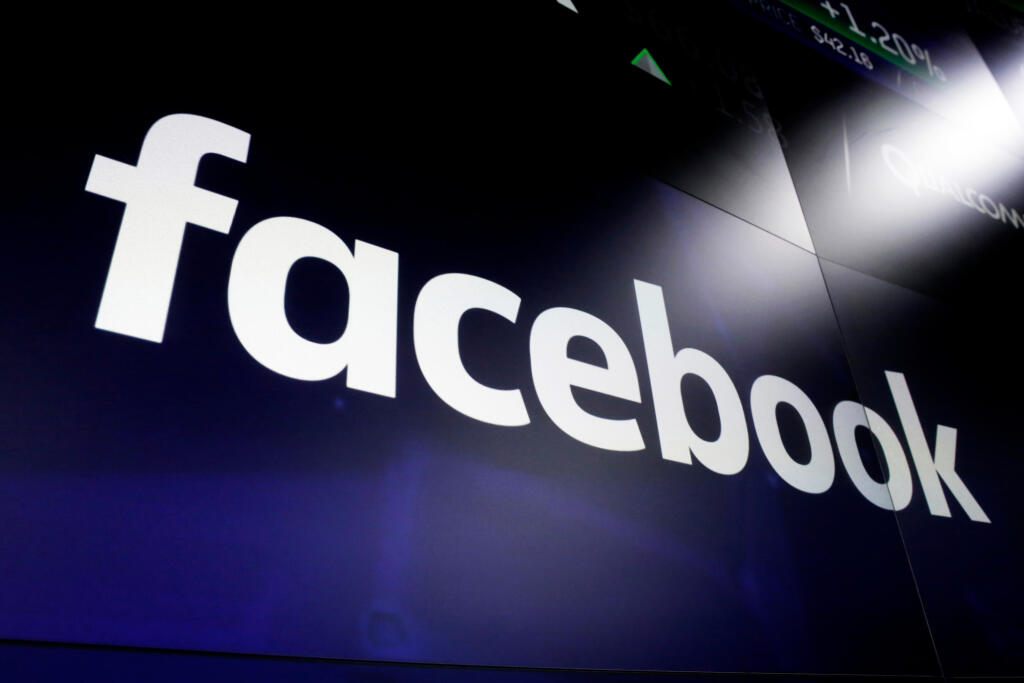 KK23 New York - Na archívnej snímke z 29. marca 2018 logo Facebooku v New Yorku. Austrália a americká spoločnosť Facebook rokovali v piatok 19. februára 2021 s cieľom vyriešiť svoj spor po tom, ako táto sociálna sieť vyvolala medzinárodné pobúrenie zablokovaním spravodajského obsahu austrálskych médií. FOTO TASR/AP
FILE - This March 29, 2018, file photo shows the Facebook logo on screens at the Nasdaq MarketSite, in New York's Times Square. For years, Facebook has been in a defensive crouch amid